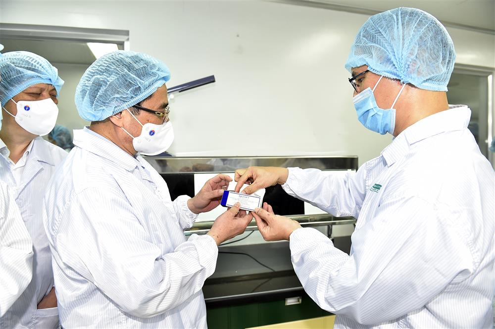 Thủ tướng Phạm Minh Chính: Chậm nhất tháng 6/2022, phải có vaccine COVID-19 sản xuất trong nước